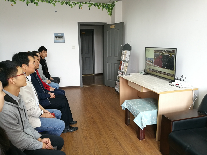 全讯600cc大白菜组织师生收看十九届中共中央政治局常委同中外记者见面会.jpg